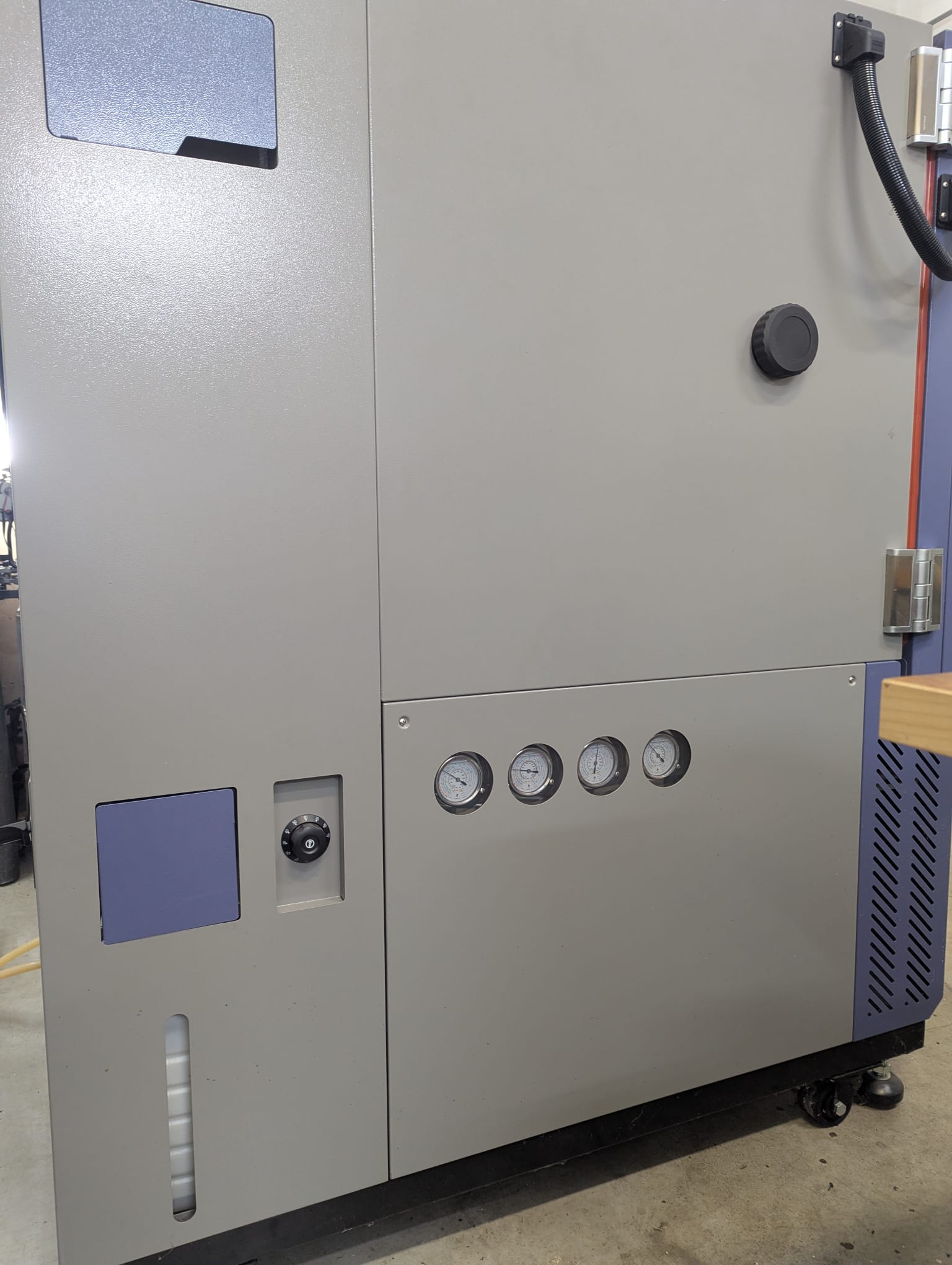 Side service panel — refrigeration manifold gauges (high/low pressure × 2 stages) and access door.